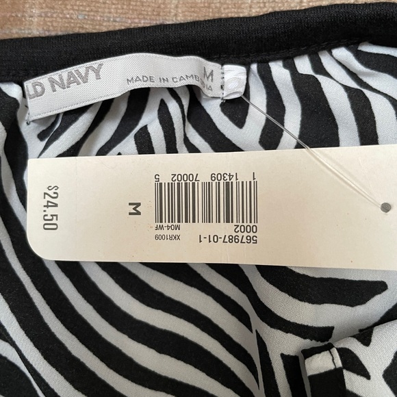 🆕 Old Navy cold shoulder top - Picture 4 of 4